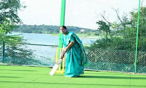 Viral video: మంత్రి కొండా సురేఖ క్లీన్ బౌల్డ్..! ఎకో ఫారెస్ట్ పార్క్‌లో సరదా క్రికెట్.. వైరల్
