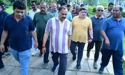 మంత్రి పొన్నం, టీపీసీసీ చీఫ్ కలిసి మార్నింగ్ వాక్.. కృష్ణకాంత్ పార్క్‌లో వాకర్స్‌తో ముచ్చట