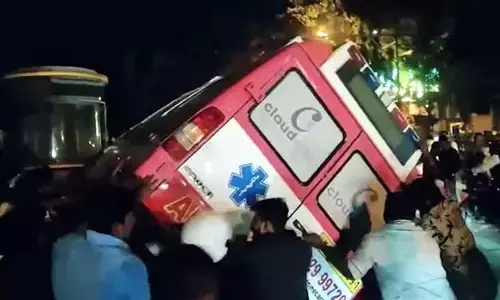 Viral video: అంబులెన్స్‌ను చేతులతో బోల్తా కొట్టించిన ప్రజలు.. బెంగళూరులో ఘటన.. ఎందుకంటే..?