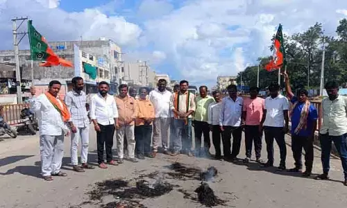 నాగిరెడ్డిపేటలో సీఎం రేవంత్ రెడ్డి దిష్టిబొమ్మ దగ్ధం