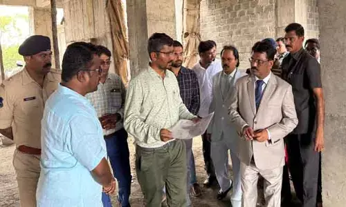 నిర్మాణంలో ఉన్న కోర్టు భ‌వ‌నాన్ని ప‌రిశీలించిన హైకోర్టు న్యాయ‌మూర్తి