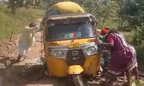 మా గ్రామానికి రోడ్డు వేయండి..!