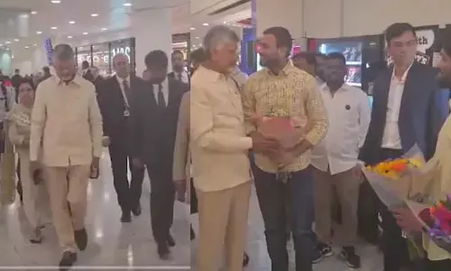 లండన్ చేరుకున్న సీఎం చంద్రబాబు దంపతులు.. ఎయిర్ పోర్టులో ఘన స్వాగతం