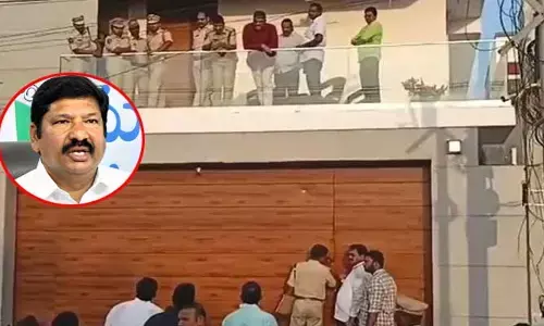 జోగి రమేశ్ ఇంటికి ఫోరెన్సిక్‌ బృందాలు.. కీలక ఆధారాల సేకరణ