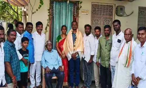 డిప్యూటీ క‌లెక్ట‌ర్ ర‌వితేజ‌కు స‌న్మానం