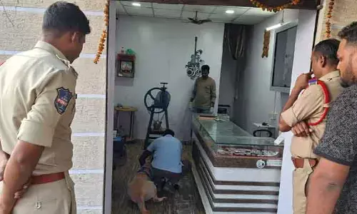 బెజ్జూర్ లో చోరీ ఘ‌ట‌న‌.. డాగ్ స్క్వాడ్ బృందం రంగంలోకి..!