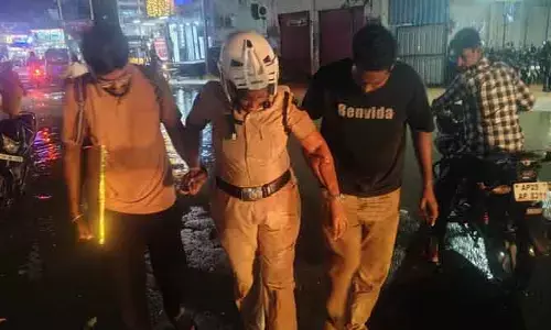 అధికారుల నిర్ల‌క్ష్యం.. ప్ర‌జ‌ల‌కు ప్రాణ సంక‌టం..!
