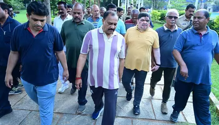 మంత్రి పొన్నం, టీపీసీసీ చీఫ్ కలిసి మార్నింగ్ వాక్.. కృష్ణకాంత్ పార్క్లో వాకర్స్తో ముచ్చట మంత్రి పొన్నం, టీపీసీసీ చీఫ్ కలిసి మార్నింగ్ వాక్.. కృష్ణకాంత్ పార్క్లో వాకర్స్తో ముచ్చట