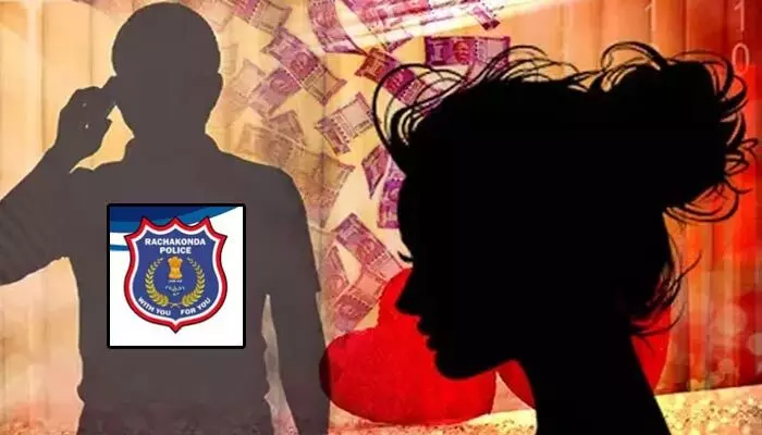 వాట్సాప్లో వల వేస్తున్న కిలాడీ లేడీలు! పెళ్లి, సహజీవనం పేరుతో ట్రాప్.. రాచకొండ పోలీస్ హెచ్చరిక వాట్సాప్లో వల వేస్తున్న కిలాడీ లేడీలు! పెళ్లి, సహజీవనం పేరుతో ట్రాప్.. రాచకొండ పోలీస్ హెచ్చరిక
