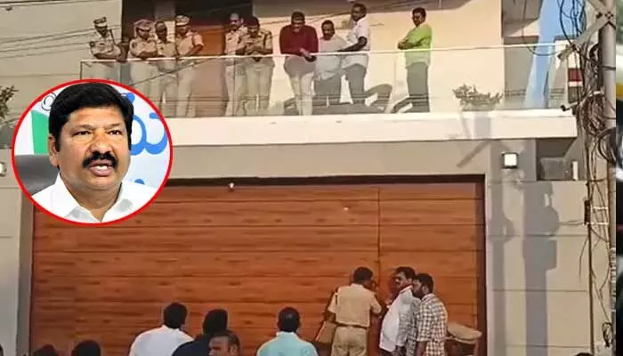 జోగి రమేశ్ ఇంటికి ఫోరెన్సిక్ బృందాలు.. కీలక ఆధారాల సేకరణ జోగి రమేశ్ ఇంటికి ఫోరెన్సిక్ బృందాలు.. కీలక ఆధారాల సేకరణ