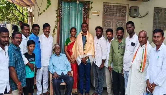 డిప్యూటీ కలెక్టర్ రవితేజకు సన్మానం డిప్యూటీ కలెక్టర్ రవితేజకు సన్మానం