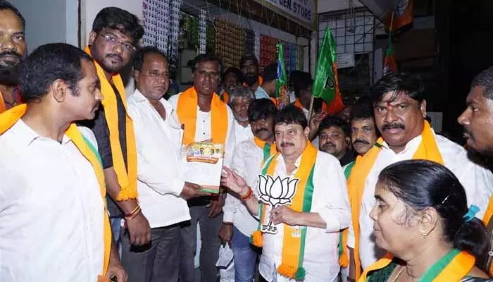 జూబ్లీహిల్స్లో బీజేపీ మహాపాదయాత్రకు జన నీరాజనాలు జూబ్లీహిల్స్లో బీజేపీ మహాపాదయాత్రకు జన నీరాజనాలు