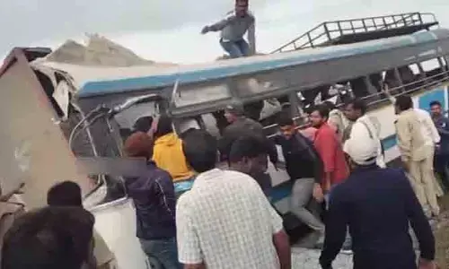 ఆర్టీసీ బస్సును ఢీకొట్టిన కంకర లారీ.. ఏకంగా 19 మంది దుర్మరణం