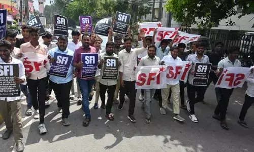 ఫీజులు విడుదల చేయకపోతే మంత్రులను అడ్డుకుంటాం.. ఎస్ఎఫ్ఐ హెచ్చరిక.. మంత్రుల నివాసాల ముట్టడికి యత్నం