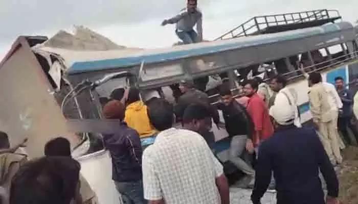 ఆర్టీసీ బస్సును ఢీకొట్టిన కంకర లారీ.. ఏకంగా 19 మంది దుర్మరణం ఆర్టీసీ బస్సును ఢీకొట్టిన కంకర లారీ.. ఏకంగా 19 మంది దుర్మరణం
