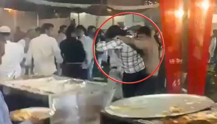 పెళ్లిలో చికెన్ ఫ్రై కోసం పొట్టు పొట్టు కొట్టుకున్న ఇరు వర్గాల కుటుంబ సభ్యులు పెళ్లిలో చికెన్ ఫ్రై కోసం పొట్టు పొట్టు కొట్టుకున్న ఇరు వర్గాల కుటుంబ సభ్యులు