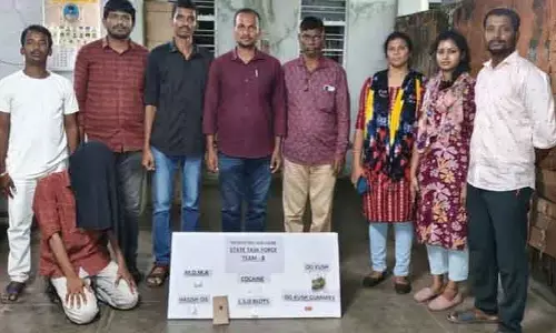 వైద్యుడి ఇంట్లో భారీగా డ్రగ్స్ సీజ్.. నలుగురిపై కేసు నమోదు