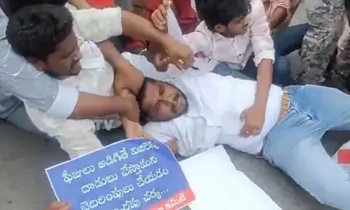 మంత్రి పొన్నం ఇంటి ముట్టడికి SFI నేతల యత్నం.. పలువురు నేతల అరెస్ట్