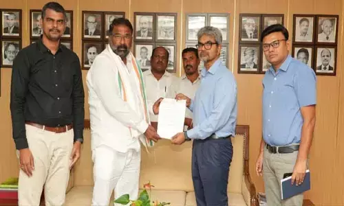 దక్షిణ మధ్య రైల్వే జీఎం సంజయ్ కుమార్ శ్రీవాస్తవతో   మంత్రి వాకిటి శ్రీహరి భేటీ..!