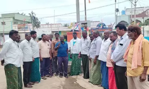 ఎకరాకు 12 క్వింటాళ్ల పత్తి కొనుగోలు చేయాలి : రైతు సంఘం నాయకులు