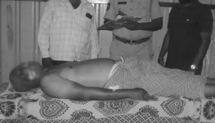 బాత్ రూమ్ లో కాలు జారి బైకు మెకానిక్ మృతి