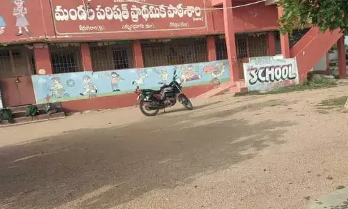 మందు బాబులకు అడ్డగా పాఠశాల.. సాయంత్రమైతే చాలు...!