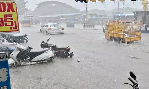 దంచి కొట్టిన వాన.. రహదారులన్నీ జలమయం 
