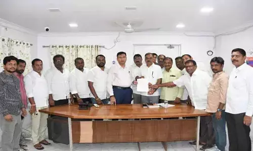 పెండింగ్ బిల్లులు విడుదల చేయాలి..కలెక్టర్ కు బిల్డర్స్ అసోసియేషన్ వినతి