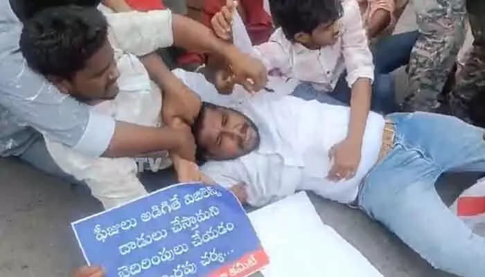 మంత్రి పొన్నం ఇంటి ముట్టడికి SFI నేతల యత్నం.. పలువురు నేతల అరెస్ట్ మంత్రి పొన్నం ఇంటి ముట్టడికి SFI నేతల యత్నం.. పలువురు నేతల అరెస్ట్