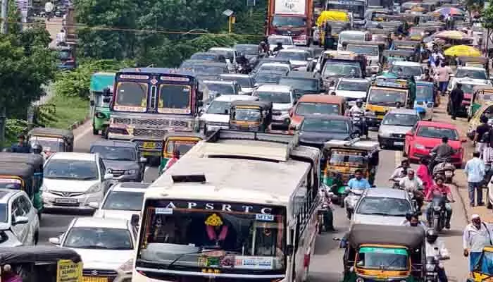 BREAKING: జగన్ కాన్వాయ్కు ప్రమాదం.. బందర్ రోడ్డులో భారీగా ట్రాఫిక్ జామ్ BREAKING: జగన్ కాన్వాయ్కు ప్రమాదం.. బందర్ రోడ్డులో భారీగా ట్రాఫిక్ జామ్
