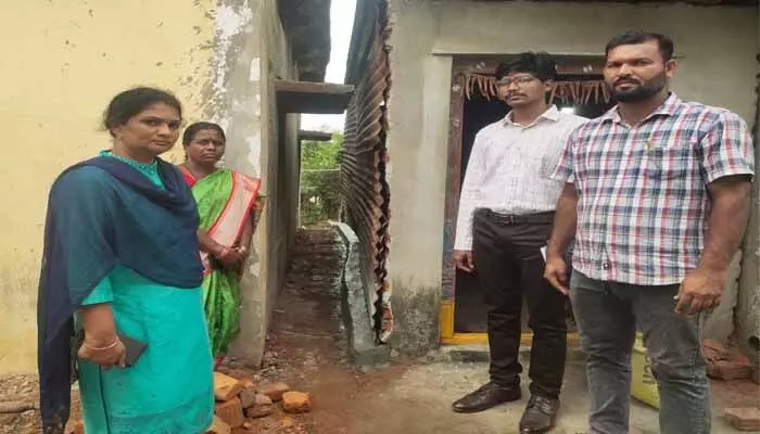 దిశ కథనానికి స్పందన.. అంగన్వాడి స్థలంలో అక్రమ నిర్మాణం తొలగింపు దిశ కథనానికి స్పందన.. అంగన్వాడి స్థలంలో అక్రమ నిర్మాణం తొలగింపు
