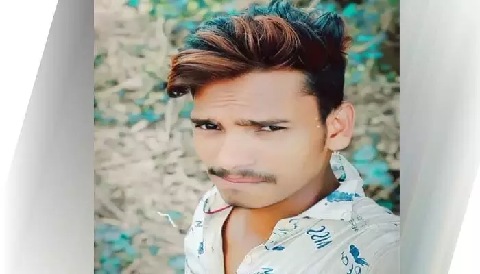 బైకును ఢీ కొట్టిన లారీ.. యువకుడు మృతి బైకును ఢీ కొట్టిన లారీ.. యువకుడు మృతి