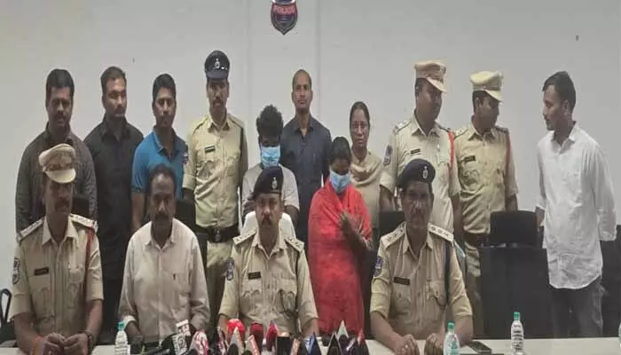 నేరస్తులు చట్టం నుంచి తప్పించుకోలేరు : ఎస్పీ రావుల గిరిధర్ నేరస్తులు చట్టం నుంచి తప్పించుకోలేరు : ఎస్పీ రావుల గిరిధర్