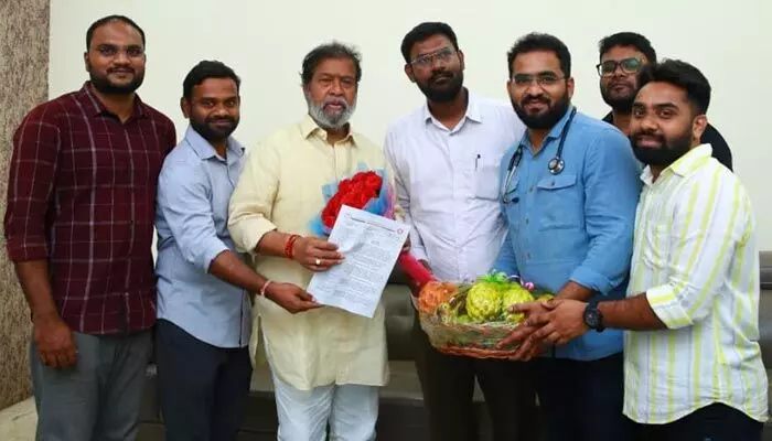 85 శాతం సీట్లు కేటాయింపు.. ఆరోగ్యశాఖ మంత్రి దామోదర రాజనర్సింహతో జూడాలు భేటీ 85 శాతం సీట్లు కేటాయింపు.. ఆరోగ్యశాఖ మంత్రి దామోదర రాజనర్సింహతో జూడాలు భేటీ
