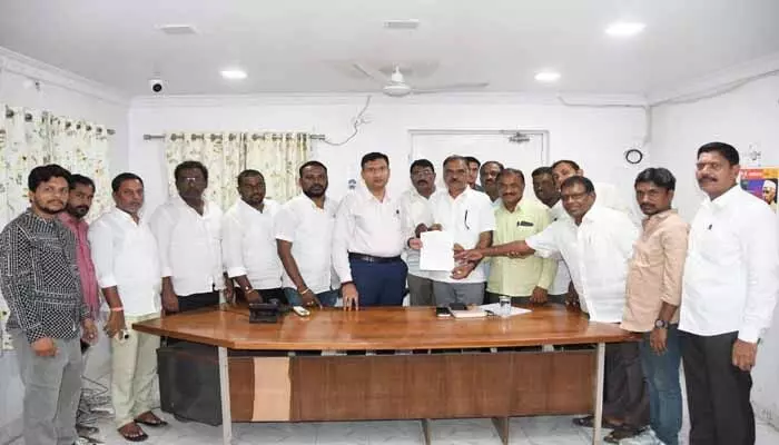 పెండింగ్ బిల్లులు విడుదల చేయాలి..కలెక్టర్ కు బిల్డర్స్ అసోసియేషన్ వినతి పెండింగ్ బిల్లులు విడుదల చేయాలి..కలెక్టర్ కు బిల్డర్స్ అసోసియేషన్ వినతి