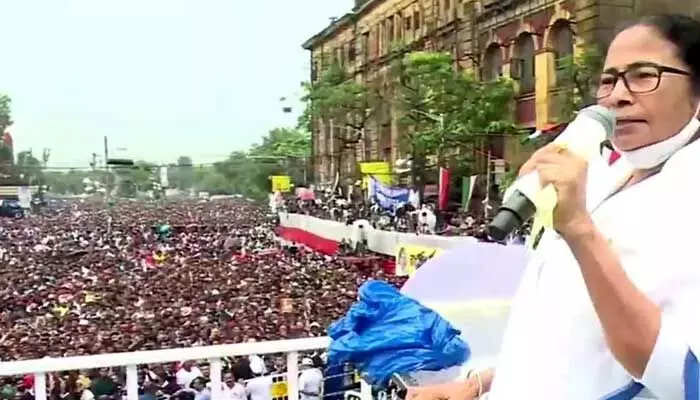 SIR కు నిరసనగా రోడ్డెక్కిన సీఎం SIR కు నిరసనగా రోడ్డెక్కిన సీఎం