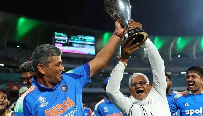 కసి రగిల్చి.. జగజ్జేతలుగా నిలిపి.. భారత మహిళల జట్టు విజయం వెనుక ఉన్నదెవరో తెలుసా? కసి రగిల్చి.. జగజ్జేతలుగా నిలిపి.. భారత మహిళల జట్టు విజయం వెనుక ఉన్నదెవరో తెలుసా?