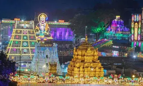 కార్తీక పౌర్ణమి వేళ తిరుమలలో భక్తుల రద్దీ.. శ్రీవారి దర్శనానికి 18 గంటల సమయం