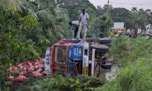 Bapatla : గ్యాస్ సిలిండర్లతో వెళ్తున్న లారీ బోల్తా.. డ్రైవర్ మరణం