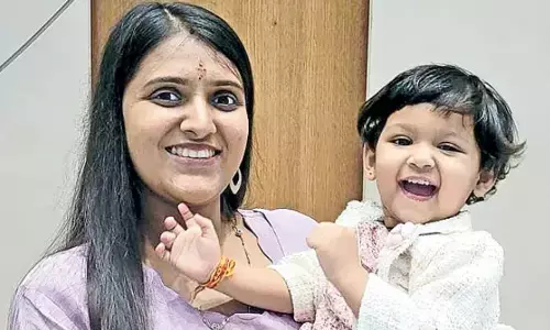 పాపం.. ఏం కష్టం వచ్చిందో.. రెండేళ్ల చిన్నారితో కలిసి