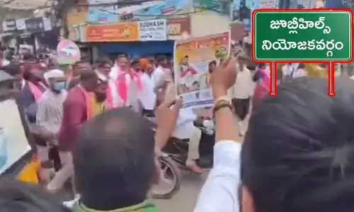Jubilee Hills:  జూబ్లీహిల్స్ ప్రచారంలో ఒకే సారి ఎదురెదురుగా కాంగ్రెస్, బీఆర్ఎస్