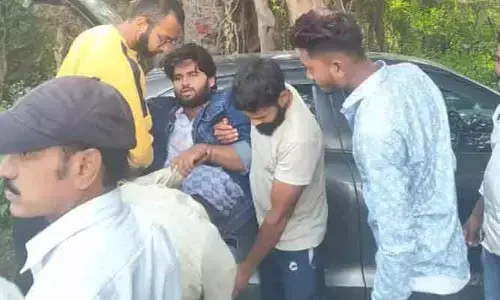 మరో రోడ్డు ప్రమాదం.. స్పాట్ లో ఐదుగురు యువకులు
