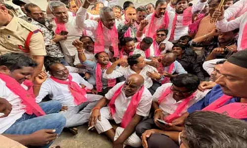 ఆదిలాబాద్ లో ఉద్రిక్తత..ఎంపీ నగేష్ ఇంటి ముట్టడి..!