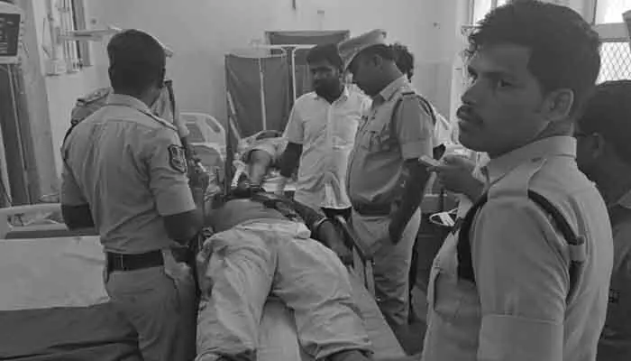 డివైడ‌ర్ ను ఢీ కొట్టిన బైకు.. ఇద్దరు దుర్మరణం, మరొకరికి తీవ్ర గాయాలు
