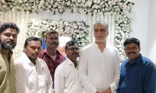 హరీష్ రావును కలిసిన చర్లపల్లి డివిజన్ బీఆర్ఎస్ నాయకులు