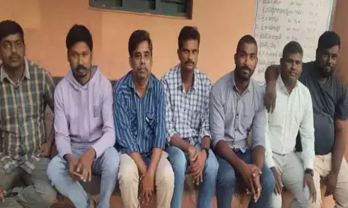 ఔట్ సోర్సింగ్ వ్య‌వ‌స్థ ర‌ద్దు చేయాలి