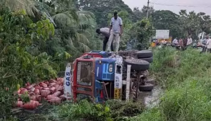 Bapatla : గ్యాస్ సిలిండర్లతో వెళ్తున్న లారీ బోల్తా.. డ్రైవర్ మరణం Bapatla : గ్యాస్ సిలిండర్లతో వెళ్తున్న లారీ బోల్తా.. డ్రైవర్ మరణం