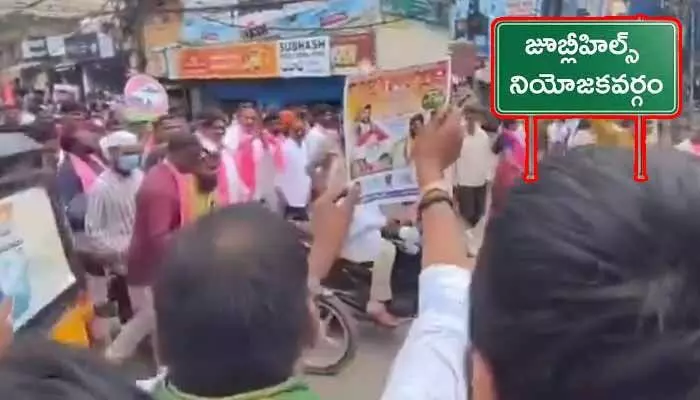 Jubilee Hills: జూబ్లీహిల్స్ ప్రచారంలో ఒకే సారి ఎదురెదురుగా కాంగ్రెస్, బీఆర్ఎస్ Jubilee Hills: జూబ్లీహిల్స్ ప్రచారంలో ఒకే సారి ఎదురెదురుగా కాంగ్రెస్, బీఆర్ఎస్