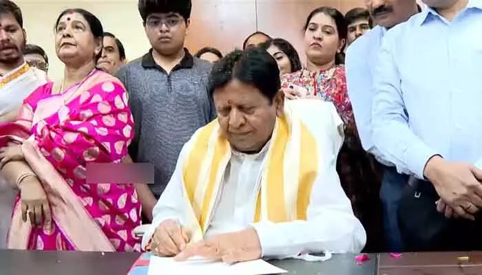 ప్రభుత్వ సలహాదారుగా సుదర్శన్రెడ్డి బాధ్యతలు.. అభినందించిన మంత్రులు ప్రభుత్వ సలహాదారుగా సుదర్శన్రెడ్డి బాధ్యతలు.. అభినందించిన మంత్రులు