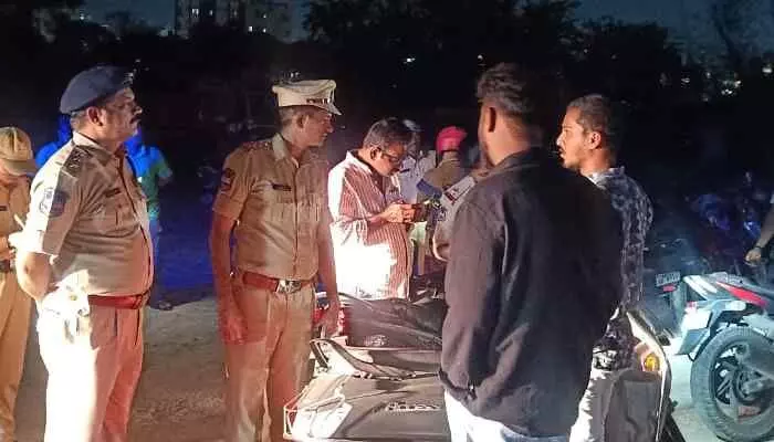 అల్వాల్ లో నాకాబందీ..25 వాహనాలు స్వాధీనం అల్వాల్ లో నాకాబందీ..25 వాహనాలు స్వాధీనం